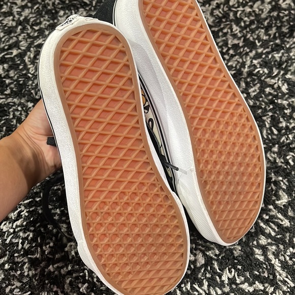 VANS LIMITED EDITION Disney x Sk8-Hi 'Mickey and Friends - Picture 7 of 9